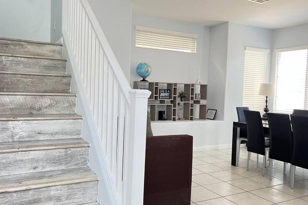 Mickelyn House- 5 Bedroom 3 Bath 5 Minutes To Speedway 18 Min To Strip * Las Vegas