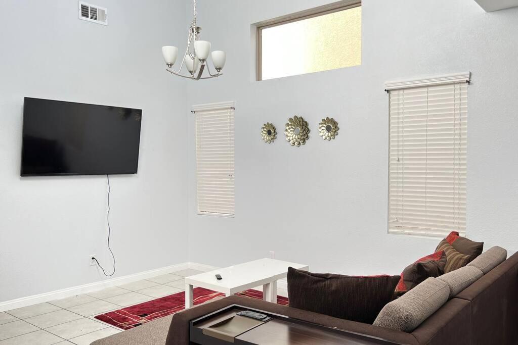 Mickelyn House- 5 Bedroom 3 Bath 5 Minutes To Speedway 18 Min To Strip Las Vegas