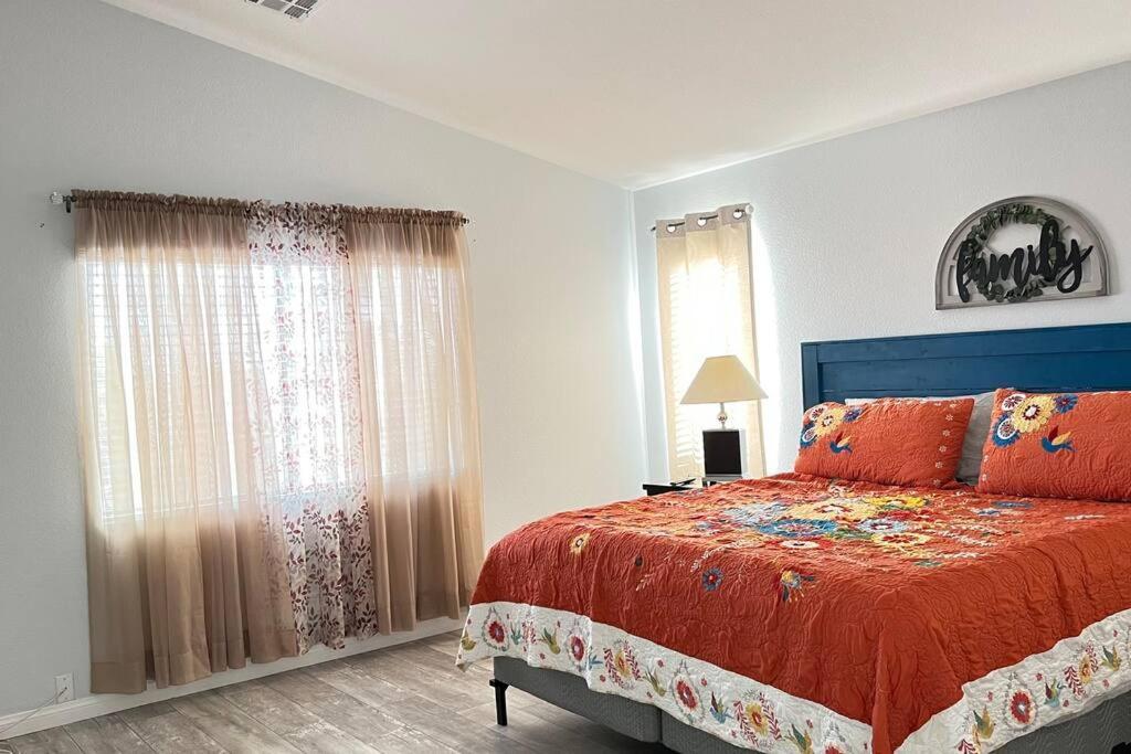 Mickelyn House- 5 Bedroom 3 Bath 5 Minutes To Speedway 18 Min To Strip