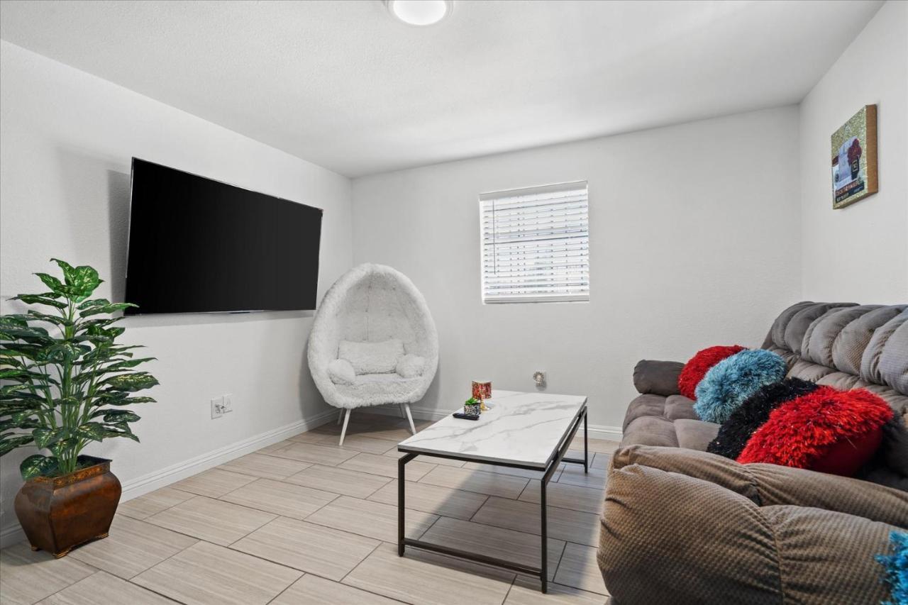 5 Mins To Vegas Strip, Casinos, Conventions, F1, Free Fast Wifi, 5 Roku Tvs, Massage Chair Holiday home Las Vegas