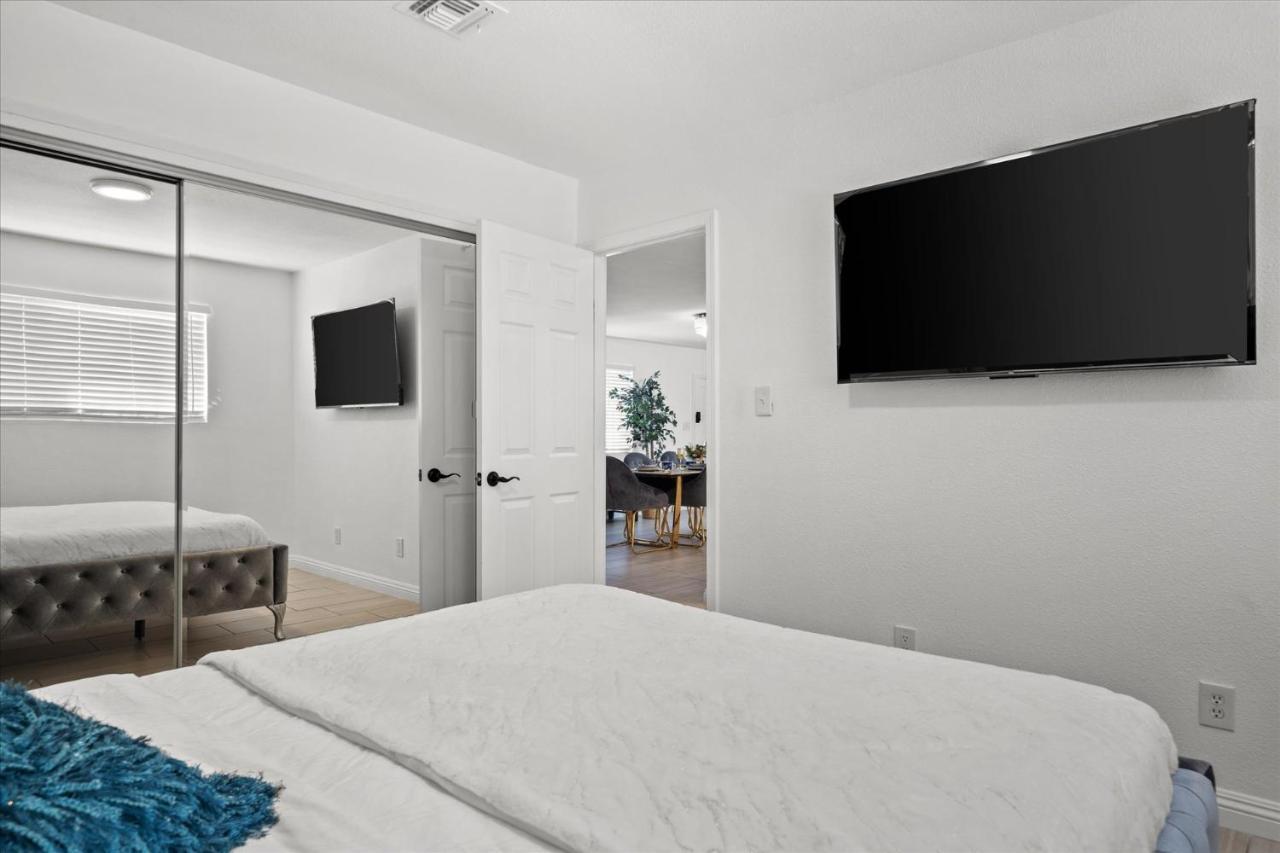 5 Mins To Vegas Strip, Casinos, Conventions, F1, Free Fast Wifi, 5 Roku Tvs, Massage Chair Holiday home Las Vegas