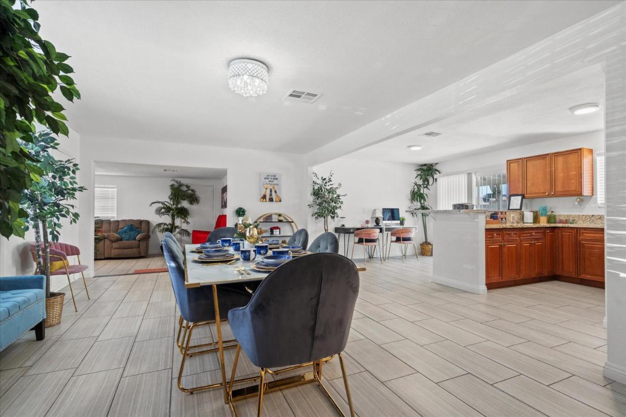 5 Mins To Vegas Strip, Casinos, Conventions, F1, Free Fast Wifi, 5 Roku Tvs, Massage Chair Holiday home