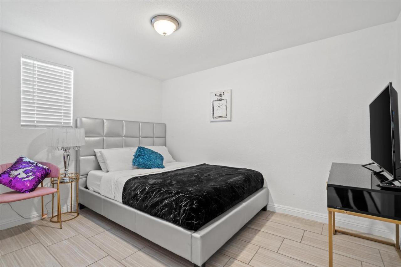 5 Mins To Vegas Strip, Casinos, Conventions, F1, Free Fast Wifi, 5 Roku Tvs, Massage Chair Holiday home