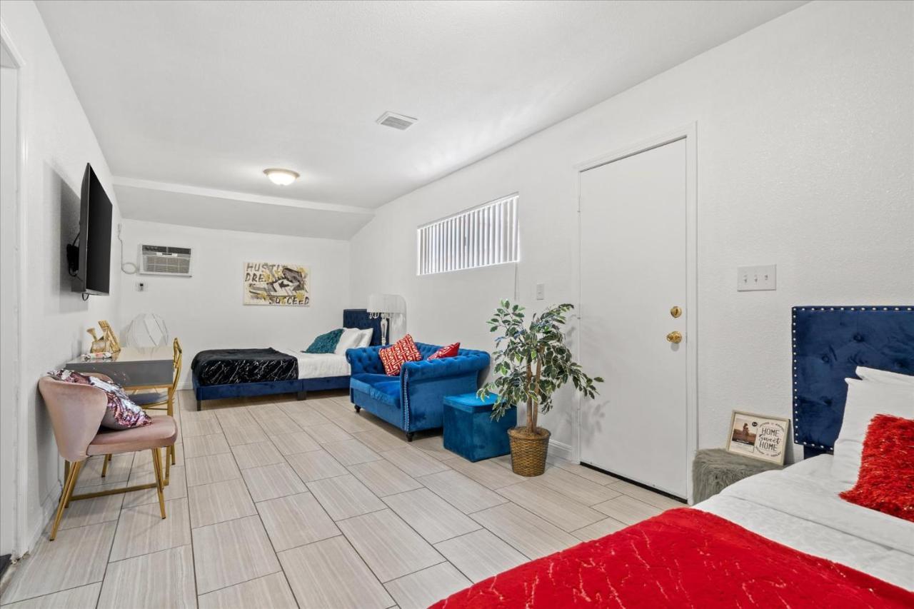 5 Mins To Vegas Strip, Casinos, Conventions, F1, Free Fast Wifi, 5 Roku Tvs, Massage Chair Holiday home Las Vegas