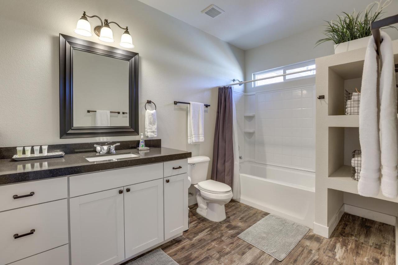 Updated Vegas House Patio And Solar Heated Pool Holiday home *