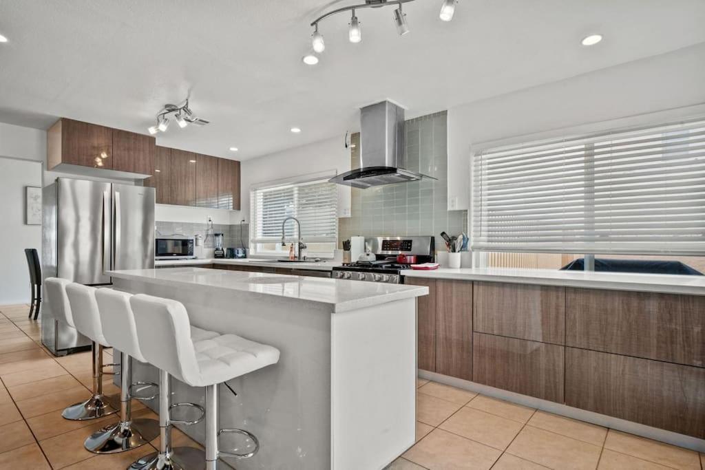 Work, Life, Luxury! Luxe Vegas W Firepit+pool Apartment *