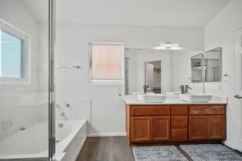 Apartment Work, Life, Luxury! Luxe Vegas W Firepit+pool *