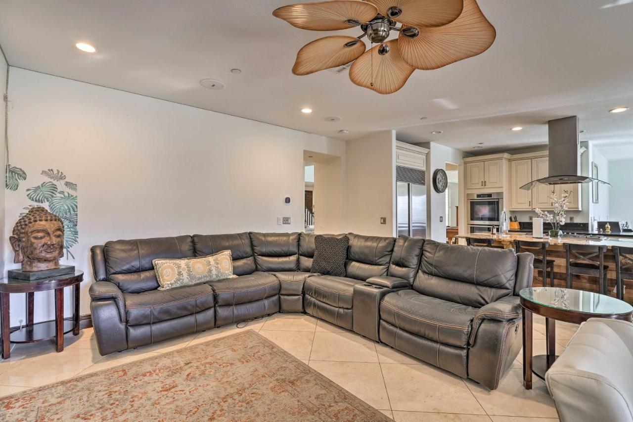Vegas With Pool And Hot Tub, 9 Mi To Strip! Holiday home *
