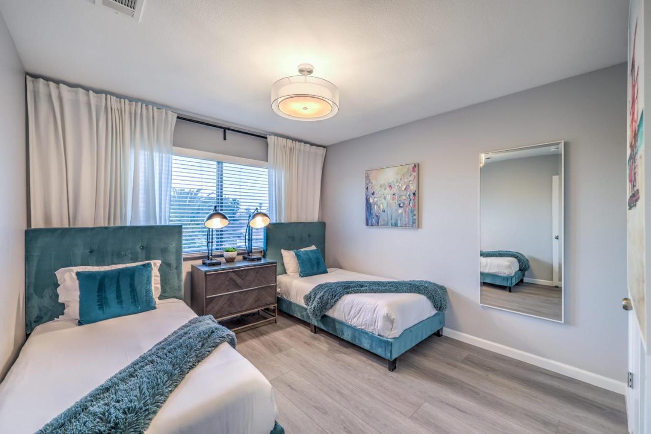 Holiday home Vegas Pool W Wetdeck, Jacuzzi, Wetbar, Bbq, 15 Min To Strip Las Vegas