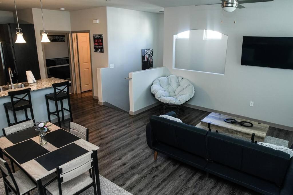 Apartment Beautiful Townhome With Garage In Vegas