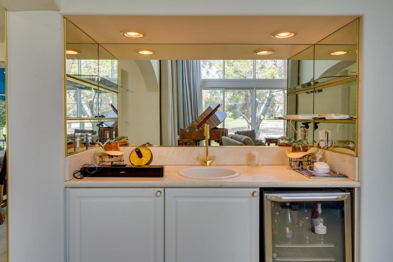 Elegant Vegas Estate With Pool About Near Strip Holiday home Las Vegas