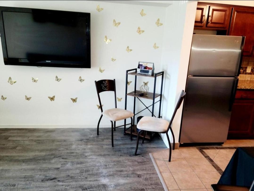 Apartment Minutes From Strip