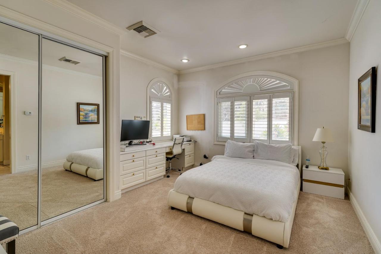 Elegant Vegas Estate With Pool About Near Strip Holiday home Las Vegas