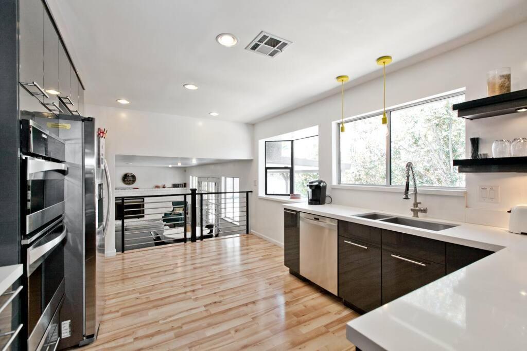 Holiday home Bright, Modern 4br With Beautiful Backyard & Pool!