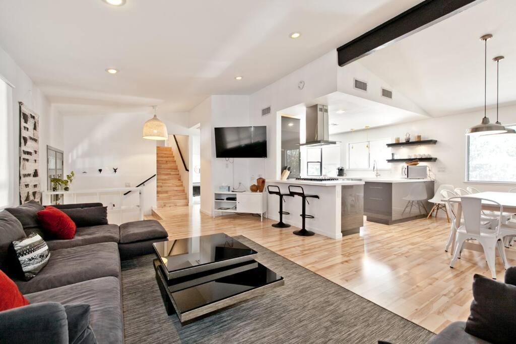 Bright, Modern 4br With Beautiful Backyard & Pool! Holiday home