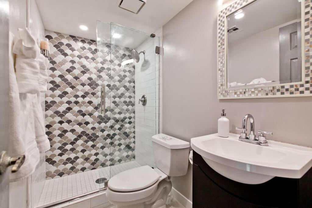 Bright, Modern 4br With Beautiful Backyard & Pool! *