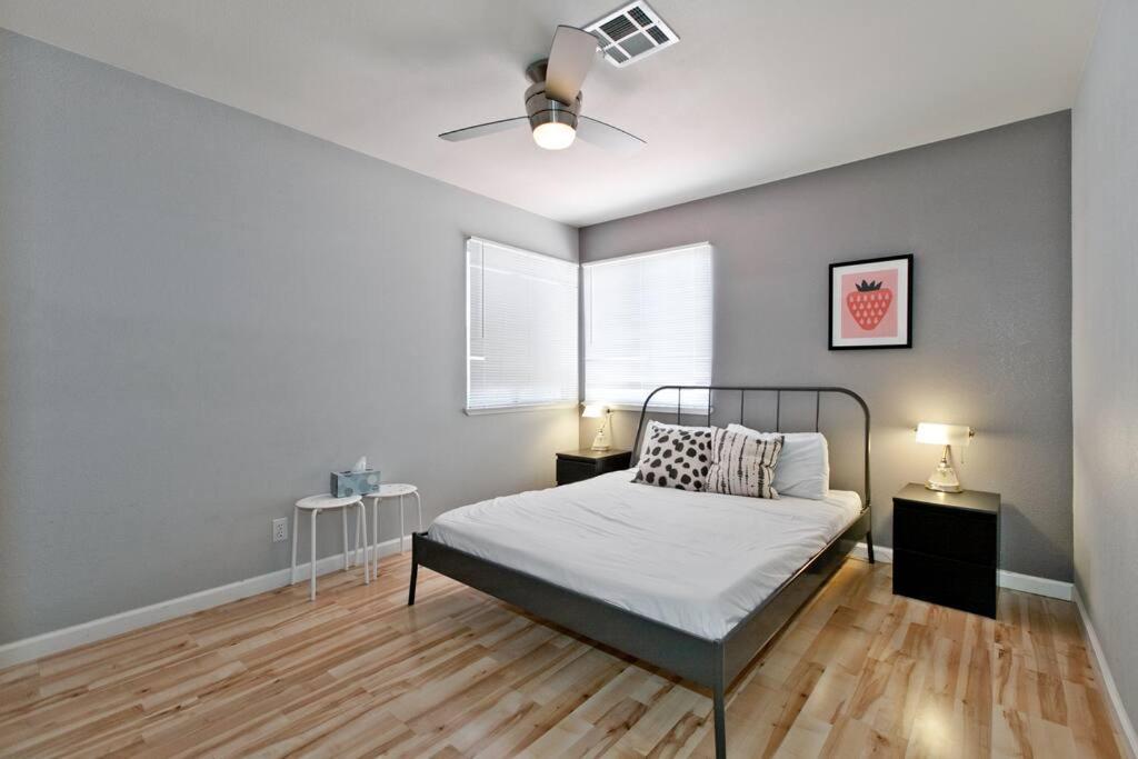Bright, Modern 4br With Beautiful Backyard & Pool! Holiday home Las Vegas