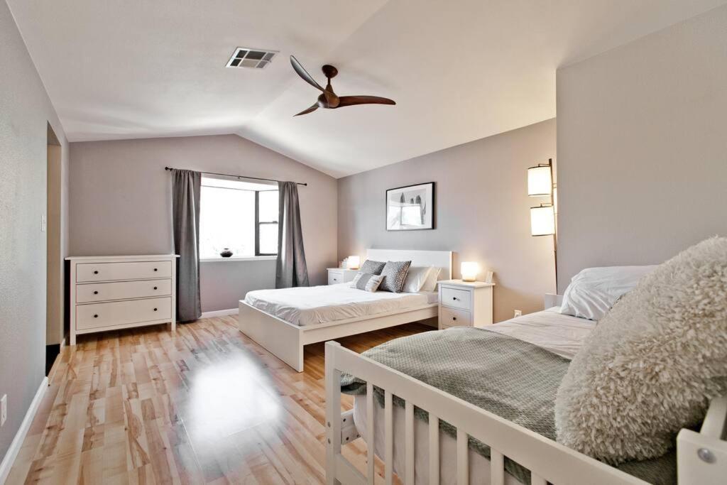 Holiday home Bright, Modern 4br With Beautiful Backyard & Pool!