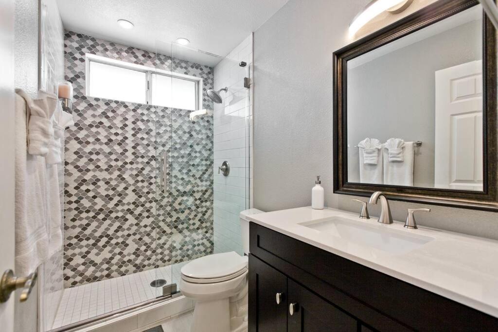 Bright, Modern 4br With Beautiful Backyard & Pool!