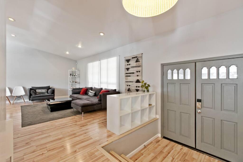 Bright, Modern 4br With Beautiful Backyard & Pool! Holiday home