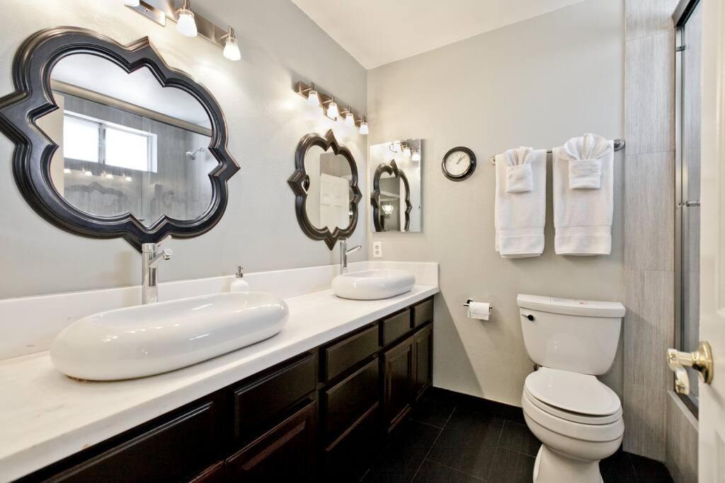 Bright, Modern 4br With Beautiful Backyard & Pool! Holiday home *
