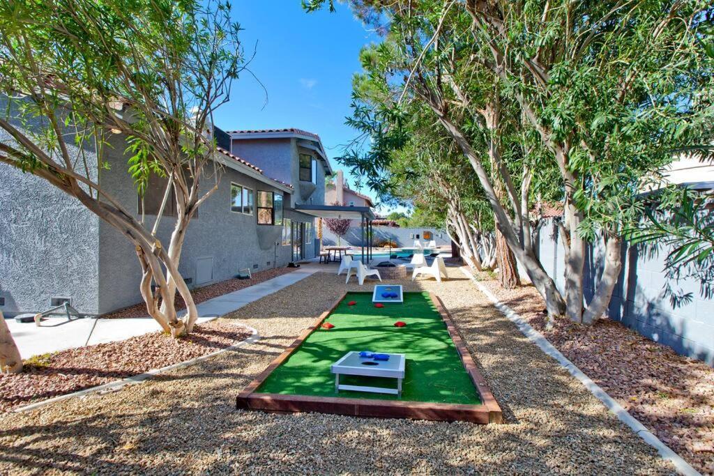 Bright, Modern 4br With Beautiful Backyard & Pool! Holiday home