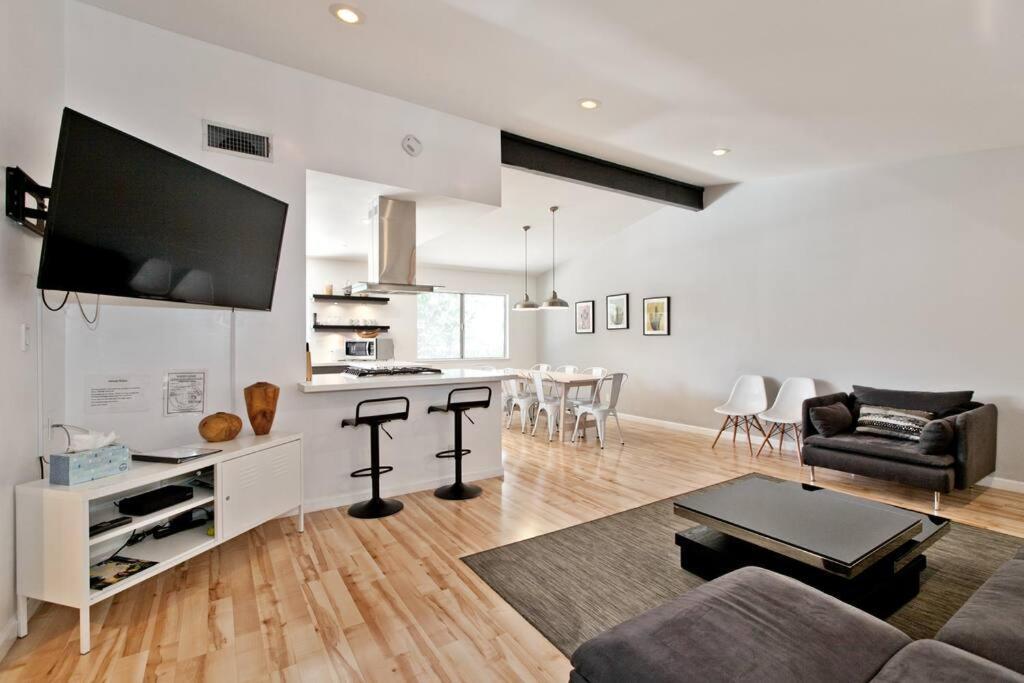 Bright, Modern 4br With Beautiful Backyard & Pool! *