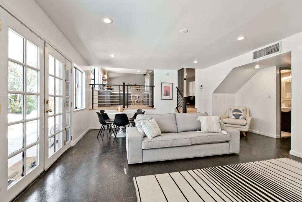 Holiday home Bright, Modern 4br With Beautiful Backyard & Pool! *