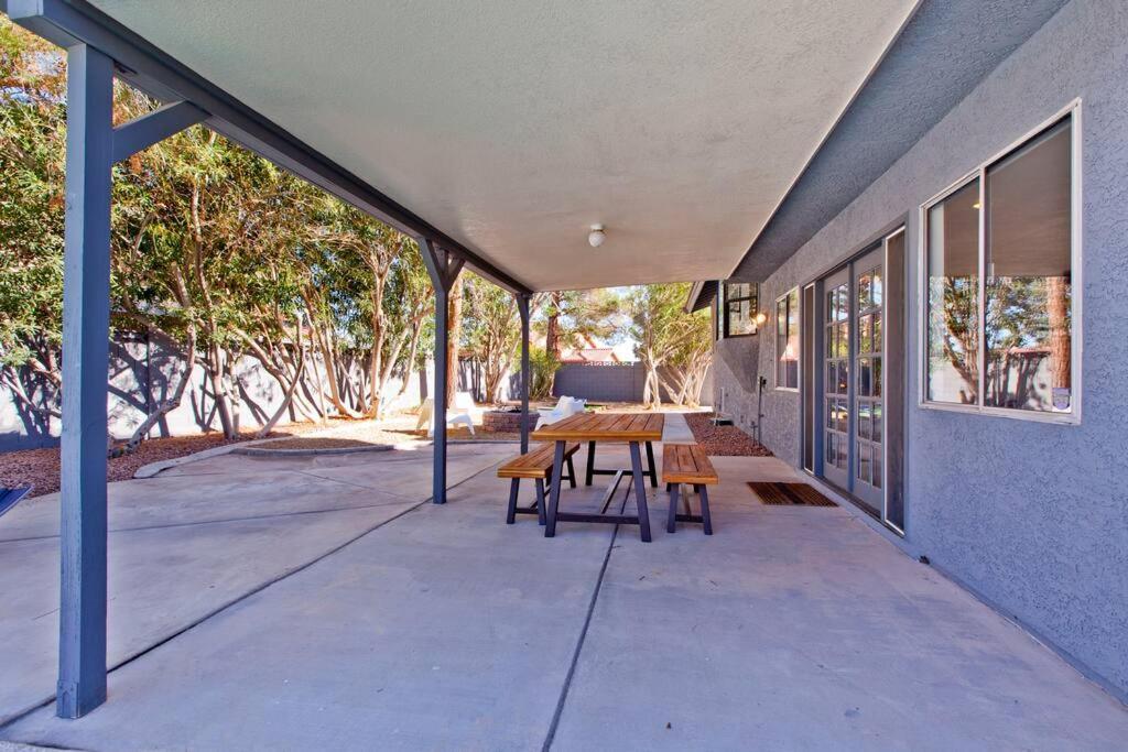 Bright, Modern 4br With Beautiful Backyard & Pool! Holiday home *