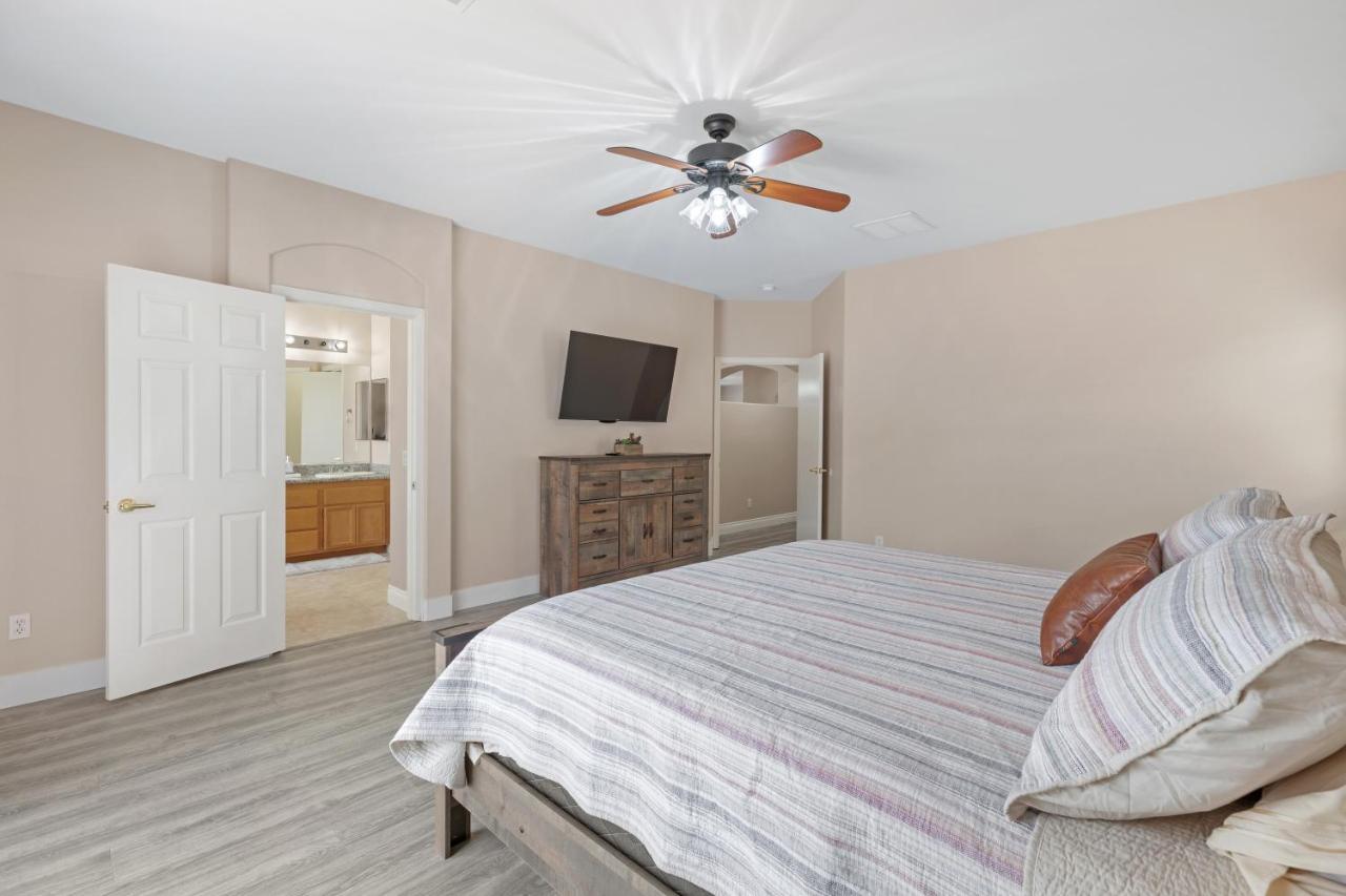 Beautiful Spacious Single Story Vegas Holiday home *