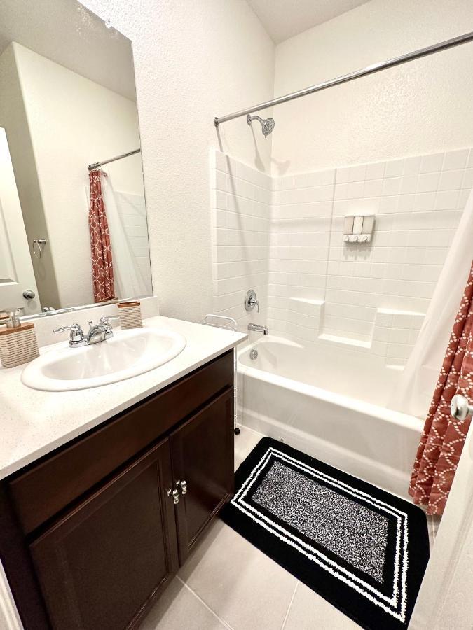 Spacious House, 5 Bedrooms, Sleeps 12, Near Vegas Strip And Airport Holiday home *