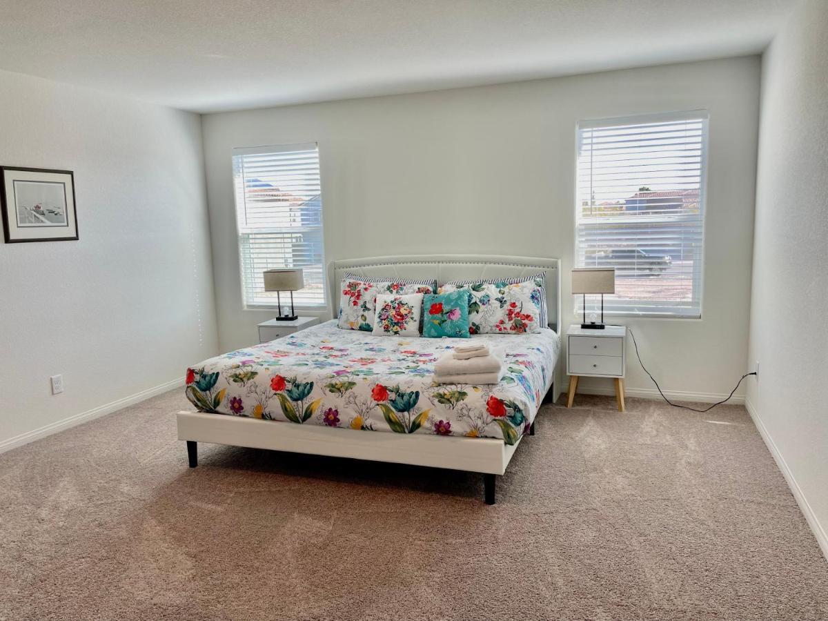 Holiday home Spacious House, 5 Bedrooms, Sleeps 12, Near Vegas Strip And Airport *