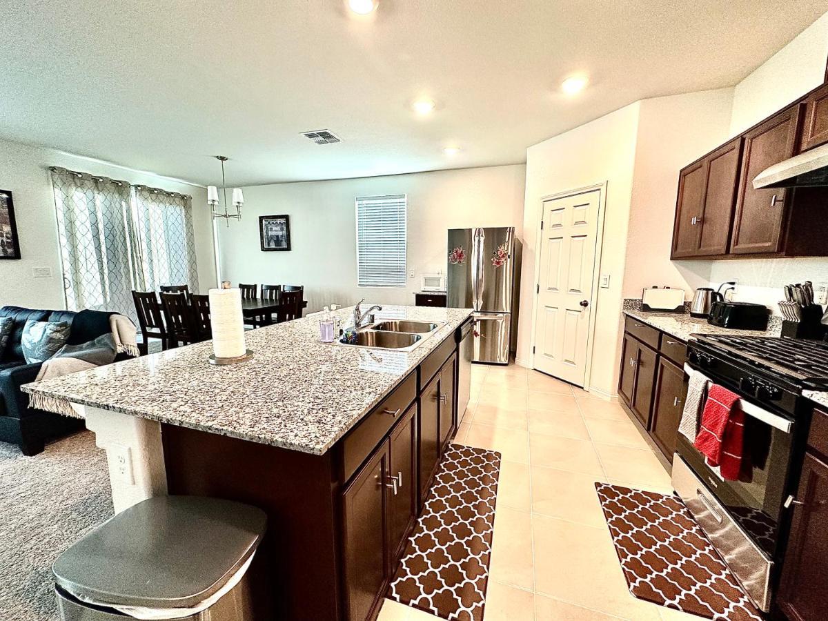 Spacious House, 5 Bedrooms, Sleeps 12, Near Vegas Strip And Airport Holiday home