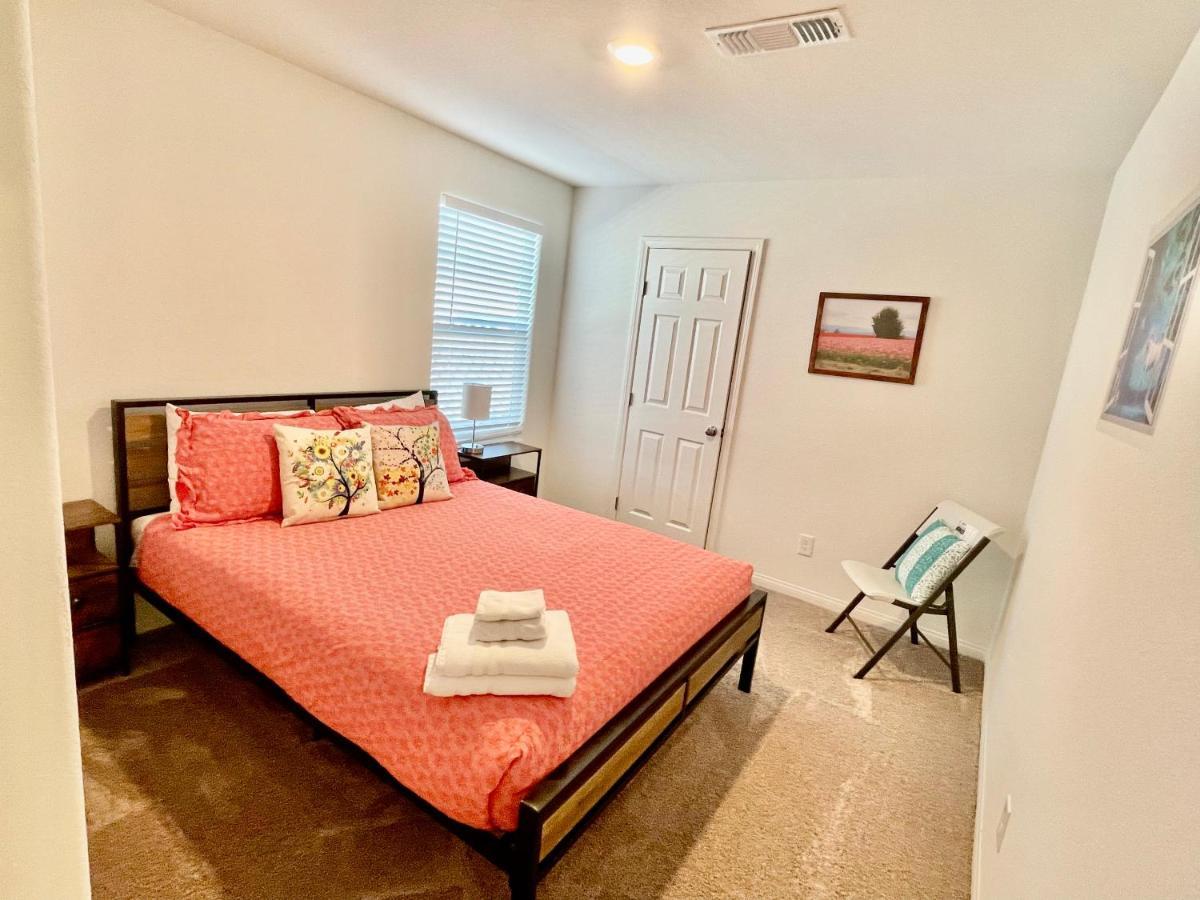 Spacious House, 5 Bedrooms, Sleeps 12, Near Vegas Strip And Airport Holiday home *