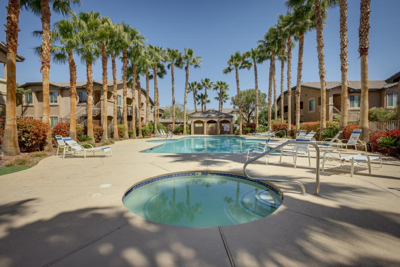 Vegas With Pool Access! Apartment *