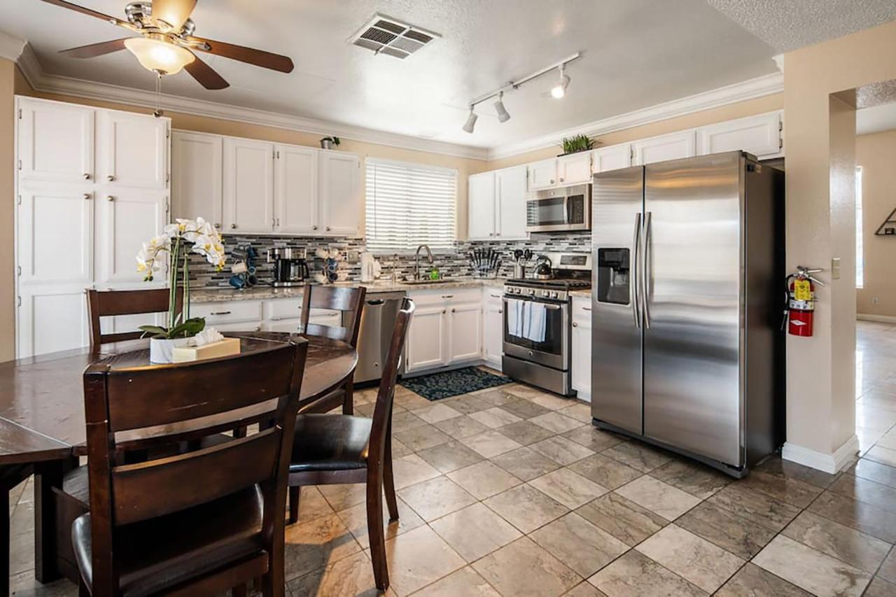 Vegas Getaway, Pool, Basket Ball, Games, Cook Holiday home *