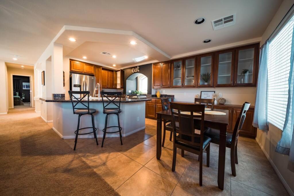 Stunning 4 Bedroom House With Hot Tub By Lv Strip Villa