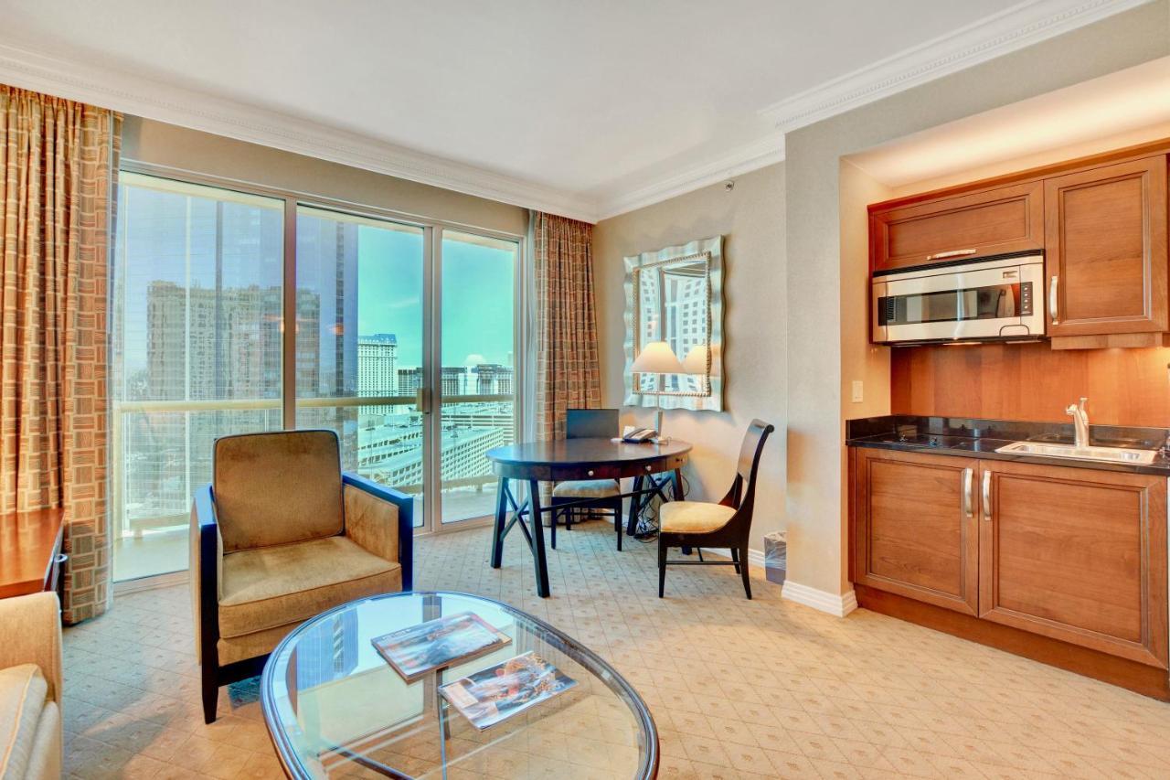 Apartment Strip View Balcony Suites - No Fee ! Las Vegas