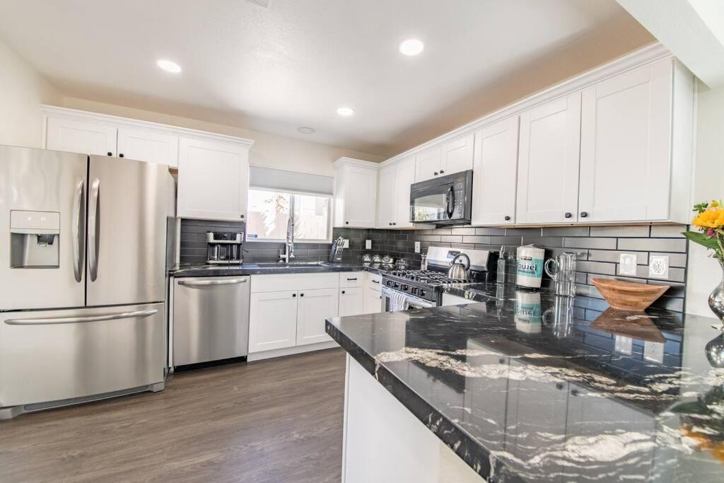 Holiday home Gorgeous Away From 3 Bed 3 Bath W/ Pool *