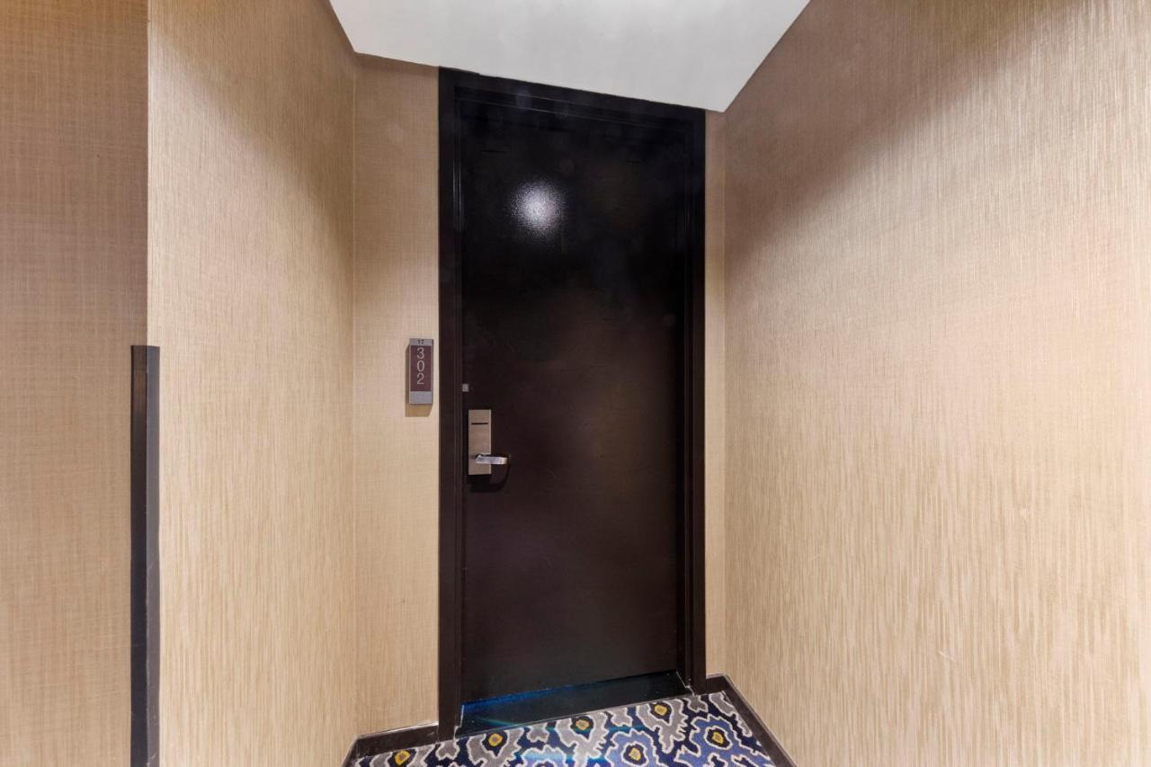 Huge Modern Luxury 17 Floor Panoramic Corner With Open Balcony Apartment Las Vegas