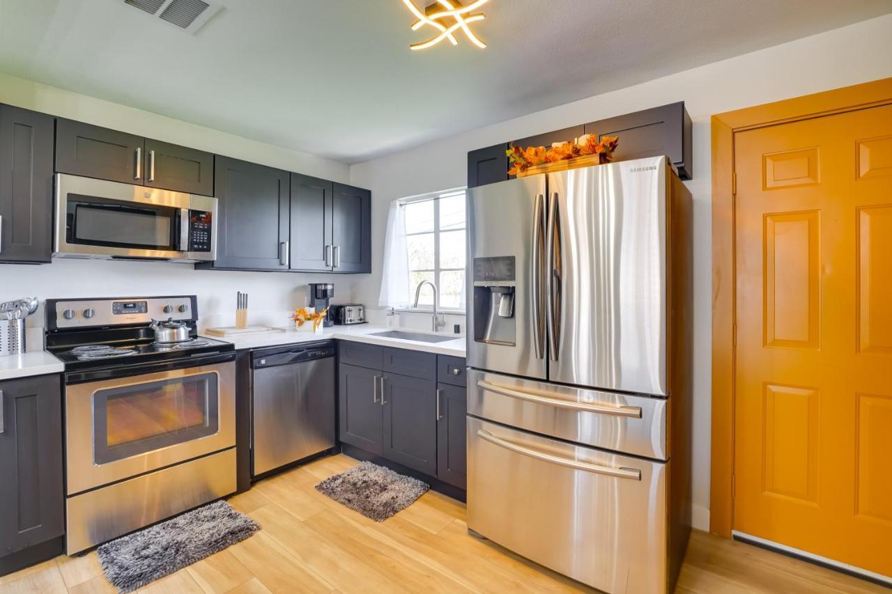 Modern Downtown Vegas Near Fremont Street Holiday home