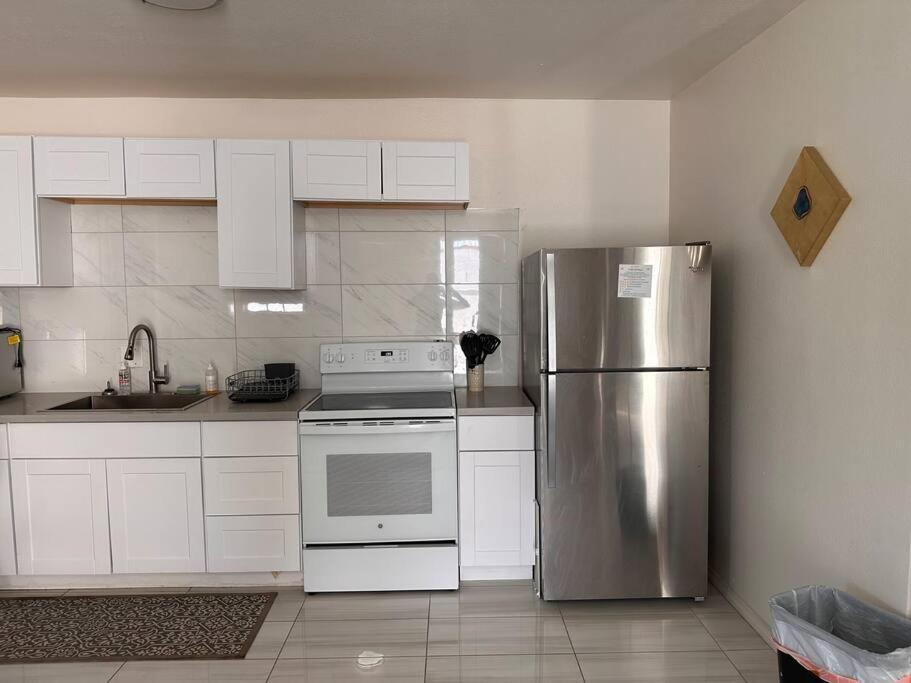5 Large Studio With Full Kitchen, Laundry And Bath Apartment