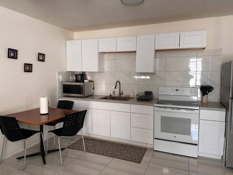 5 Large Studio With Full Kitchen, Laundry And Bath Apartment