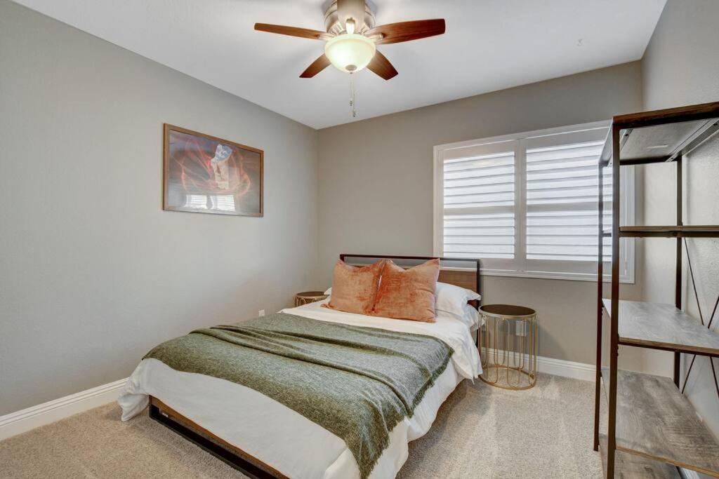 Ferienhaus Beautiful 5br W/king Beds, Pool & Hot Tub, Games *