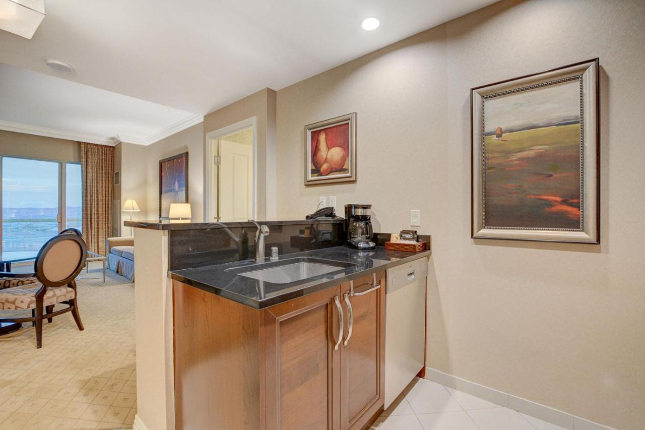 29Th Ph Mgm Signature Suite With A Massive Balcony