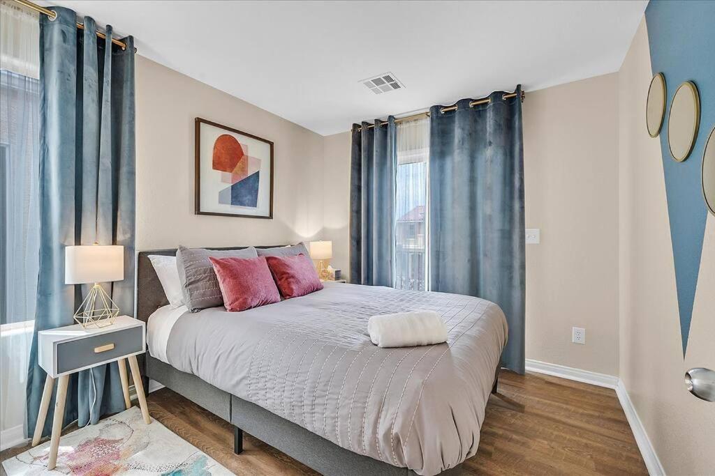 Holiday home King Bed In Master Suite! *