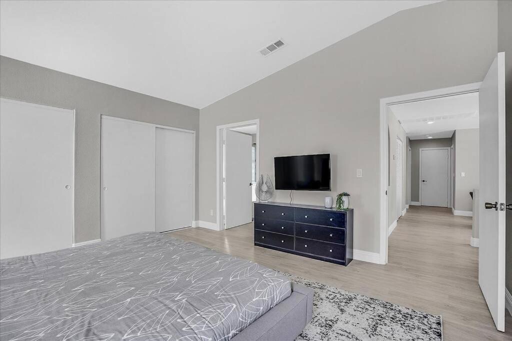 Gorgeous And Spacious Home! * Las Vegas