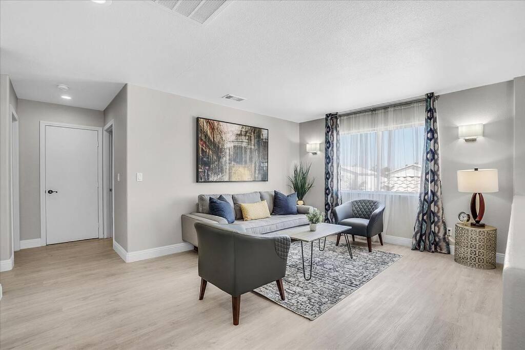 Gorgeous And Spacious Home! *