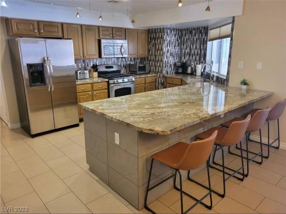Holiday home 4 Miles To Strip / Big House With Pool Las Vegas