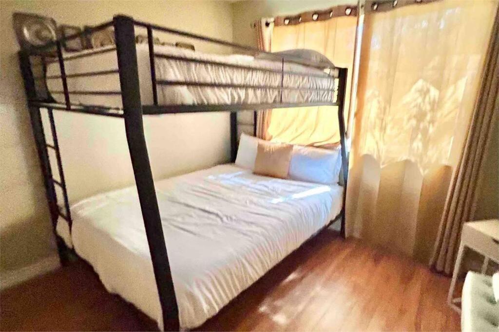Holiday home 4 Miles To Strip / Big House With Pool Las Vegas